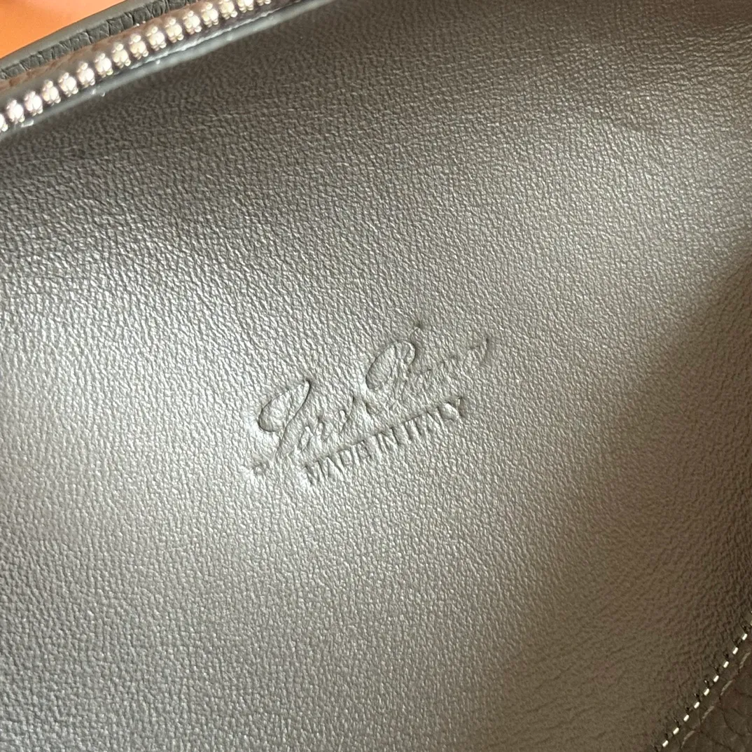 p1160💋💋💋【Original leather configuration counter complete set of packaging】 𝐋𝐨𝐫𝐨 𝐏𝐢𝐚𝐧@ Extra pocket L19 series handbag/crossbody bag, all steel, the most comfortable life is the undefined life, just like loro The material design of pian@ does not require complicated design styles. The simple and soft outline is elegant and durable, like an exquisite cosmetic case, which perfectly balances appearance and functionality. The leather is delicate and feels as soft as butter. The small bag has a large capacity. It is not only portable with a thin shoulder strap, but can also be worn cross-body. Sisters who have a special liking for minimalist style can buy it. It is simple and versatile. The simpler, the more different. Stars and Instagram celebrities are all planting it. There are two sizes of 19 cm and 27 cm. One is exquisite and casual, and the other is elegant and grand. Size: Small: length 19×width 7×height 12cm (